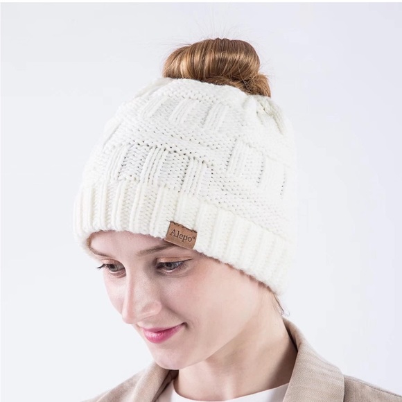 Women’s beanie with hole for pony tail - Picture 2 of 8